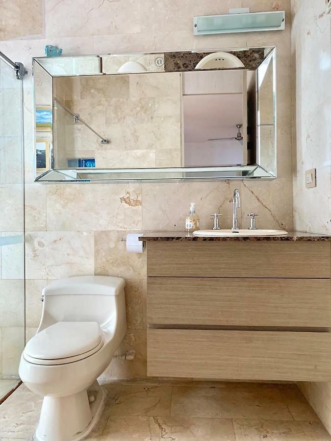 Hermosa Casa Frente Al Mar En Cartagena/ Beautiful House Facing The Sea -