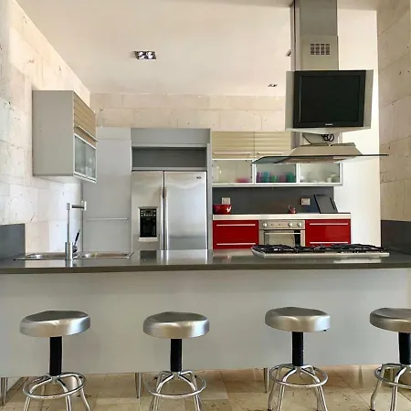 Hermosa Casa Frente Al Mar En Cartagena/ Beautiful House Facing The Sea -